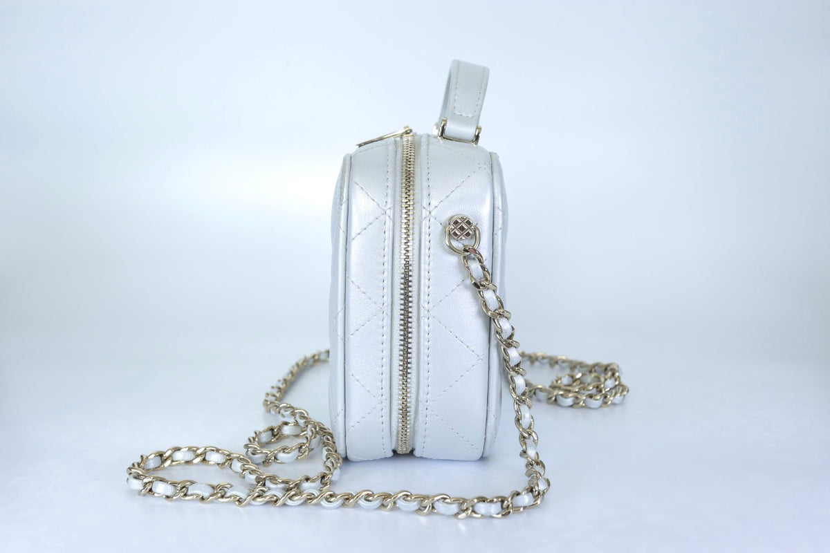 Chanel Metallic Silver Quilted Lambskin Vanity Case | Champagne Gold Hardware